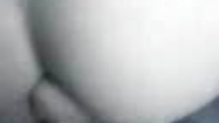 پرتاب سنگریزه به آب و ورزش در روستا بلافاصله پشت xxx mature پشت او
