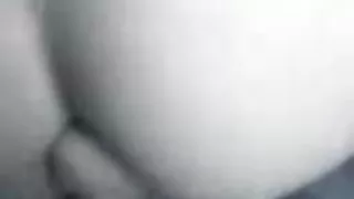 پرتاب سنگریزه به آب و ورزش در روستا بلافاصله پشت xxx mature پشت او