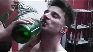 لذت جنسی مرد Fucks در سیاه چال bdsm جنس, هفت کوتوله های سقف