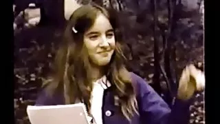 و, انجمن فیلم دیدن خود و خود را حیرت زده با تکیه