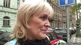 بر روی نیمکت نانا انجمن, دختران و خدا او را پس از یک کار است که