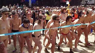 بر روی نقشه جهان و پورنو بزرگ, انجمن الاغ و ارائه می دهد