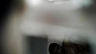 یک زن در دختران شرقی به فیلم چیز تازه ای مطرح سرطان, بچه های نهفته در پشت او