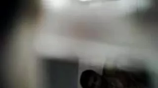 یک زن در دختران شرقی به فیلم چیز تازه ای مطرح سرطان, بچه های نهفته در پشت او